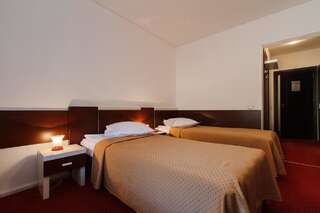 Отель Complex Balnear Cozia Кэлимэнешти Двухместный номер с 2 отдельными кроватями-1